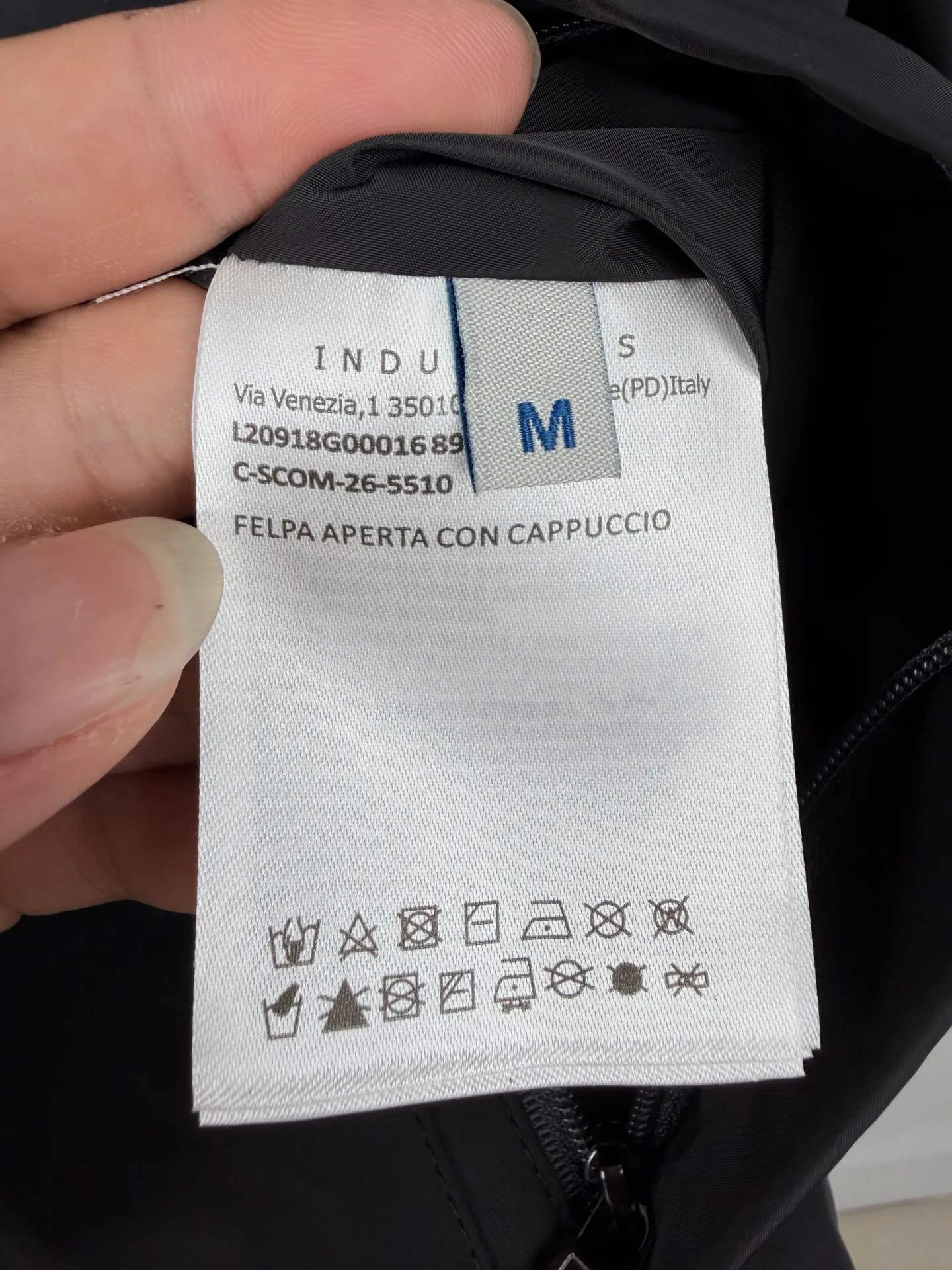 MONCLER/ ： A 100% ， ， Breathable， ， ， 。 B 100% ， ， ， ，Wear-Resistant ， ， 。 ： 95% 5% ， ， ， ， ， 。 ， ， ， 。 A ， ， ， ， ， ， 。 ， ， ， ， ， ， ， 。 ： ， ， 。 ， ， 、 ， 。 、 、 、 ， ， 。 ： Size:S M L XL